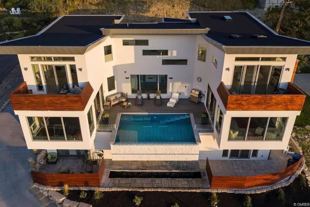 The Infinity Villa L Okanagan Valleys Newest & Hottest Summer Villa Kelowna Exteriör bild