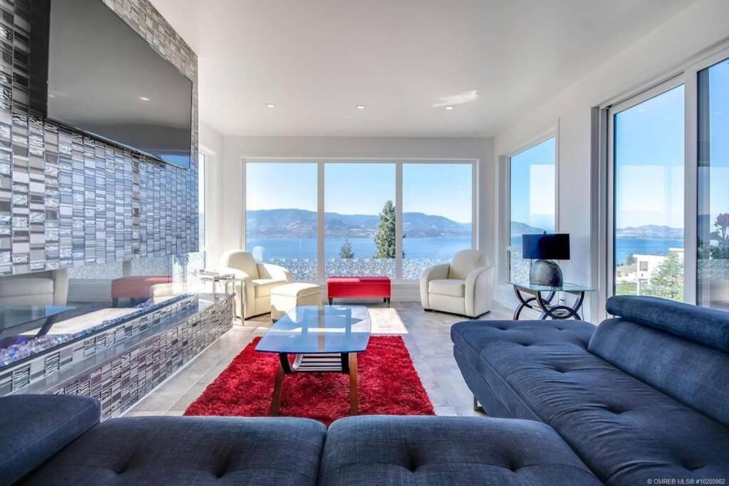 The Infinity Villa L Okanagan Valleys Newest & Hottest Summer Villa Kelowna Exteriör bild