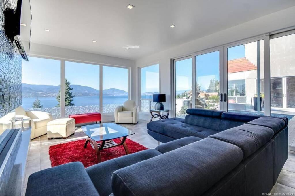 The Infinity Villa L Okanagan Valleys Newest & Hottest Summer Villa Kelowna Exteriör bild