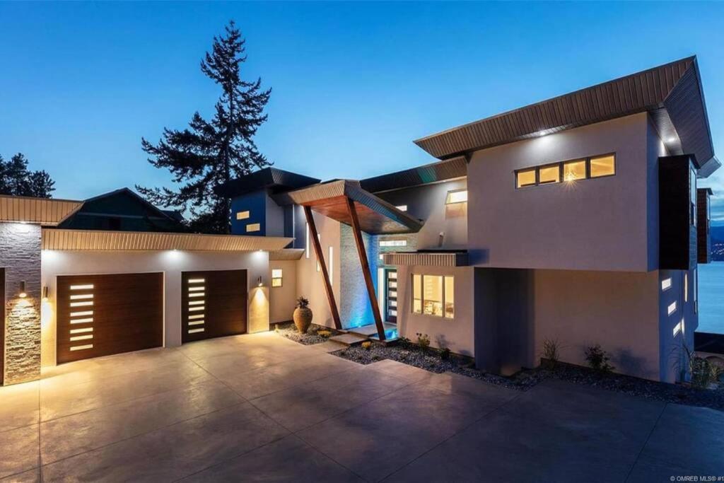 The Infinity Villa L Okanagan Valleys Newest & Hottest Summer Villa Kelowna Exteriör bild