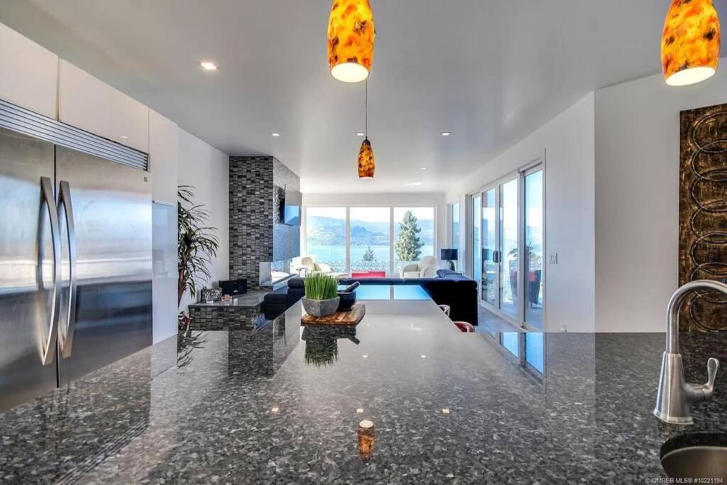 The Infinity Villa L Okanagan Valleys Newest & Hottest Summer Villa Kelowna Exteriör bild