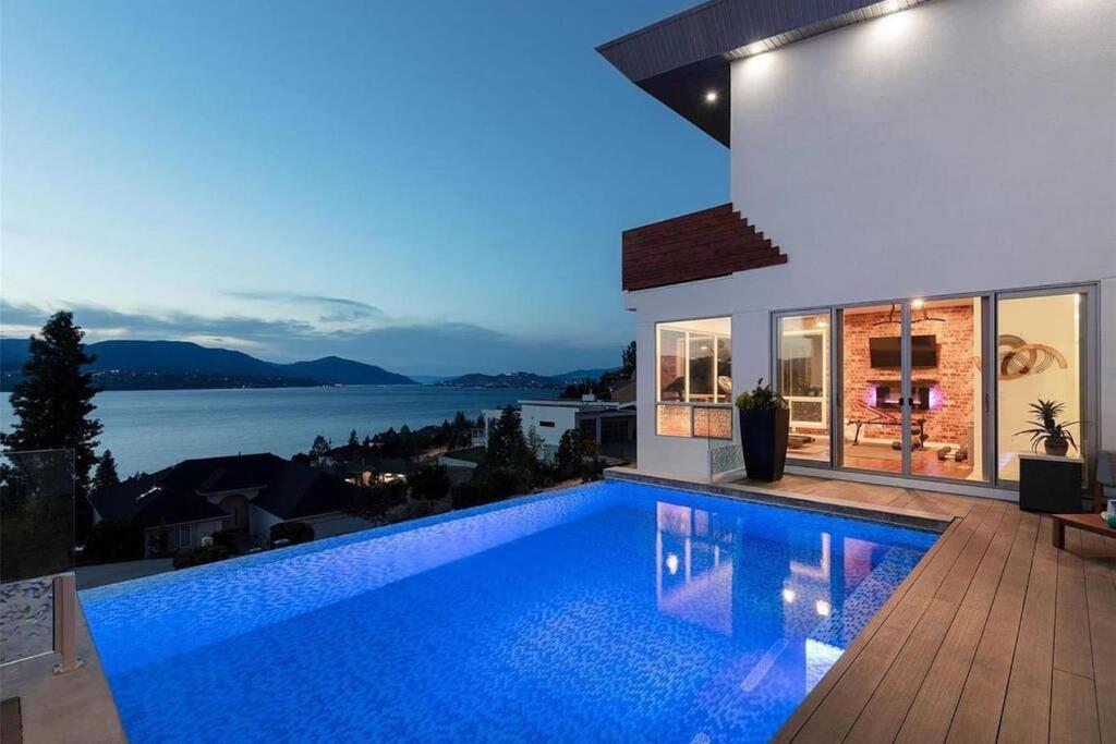 The Infinity Villa L Okanagan Valleys Newest & Hottest Summer Villa Kelowna Exteriör bild